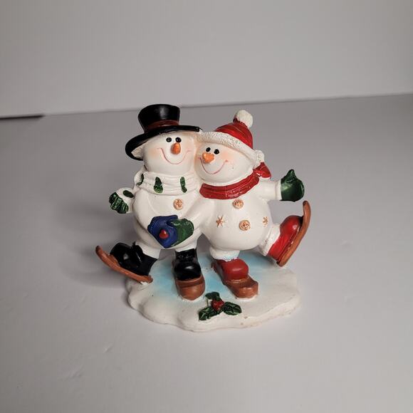 Charming Snow Couple Figurine - Perfect Winter Decor - Picture 1 of 13